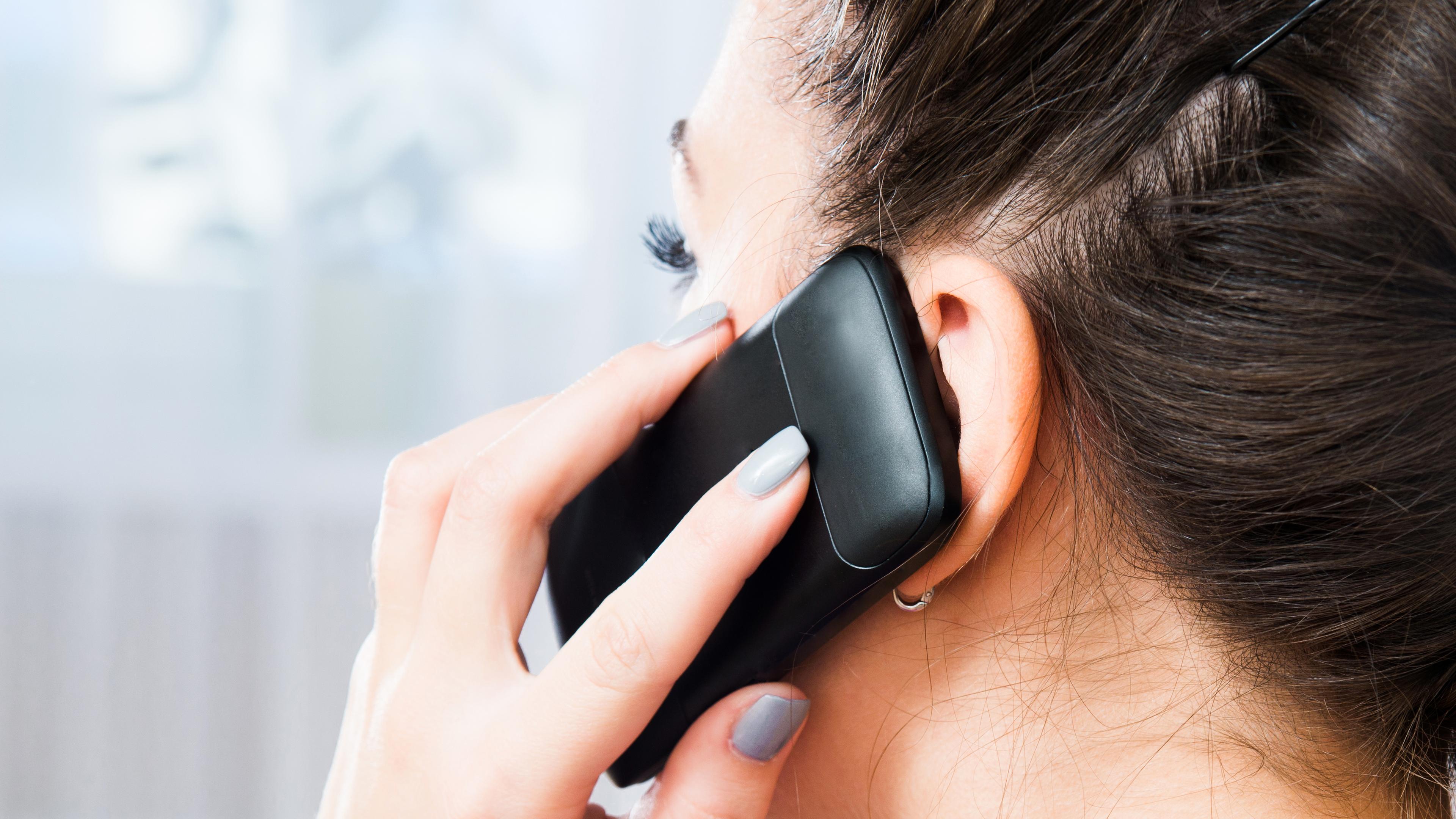 Mädchen telefoniert mit Handy