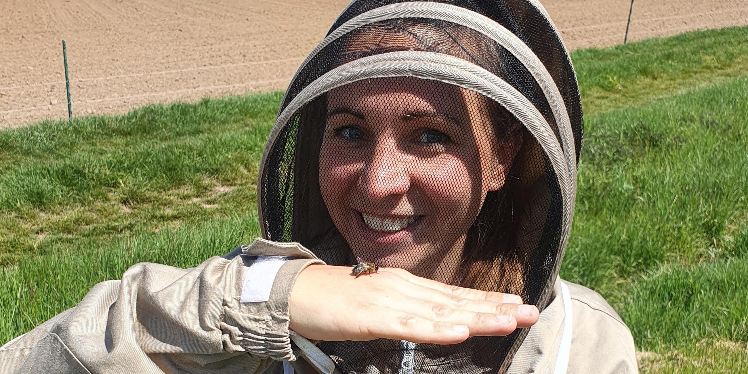 Magdalena mit einer Biene auf der Hand