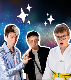 Links sind die Ehrlich Brothers (einer ist verkleidet) und rechts der neujährige Taylan mit einem überraschten Gesichtsausdruck. Im Hintergrund sind gezeichnete Sterne. 