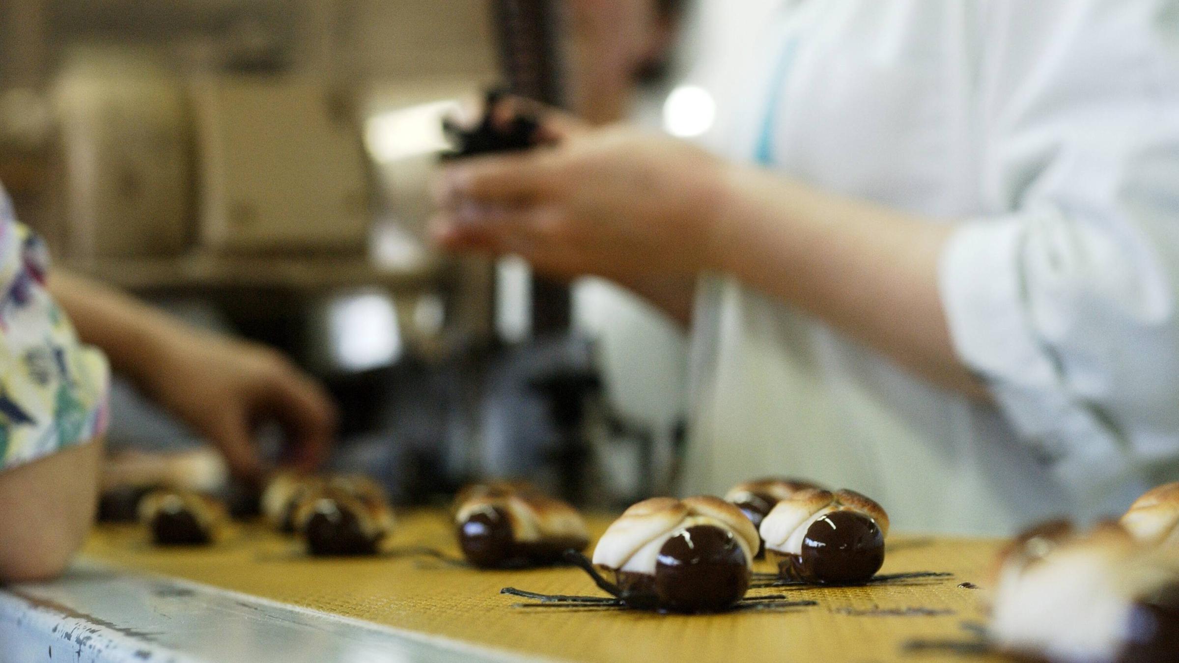 Schokomaikäfer werden hergestellt