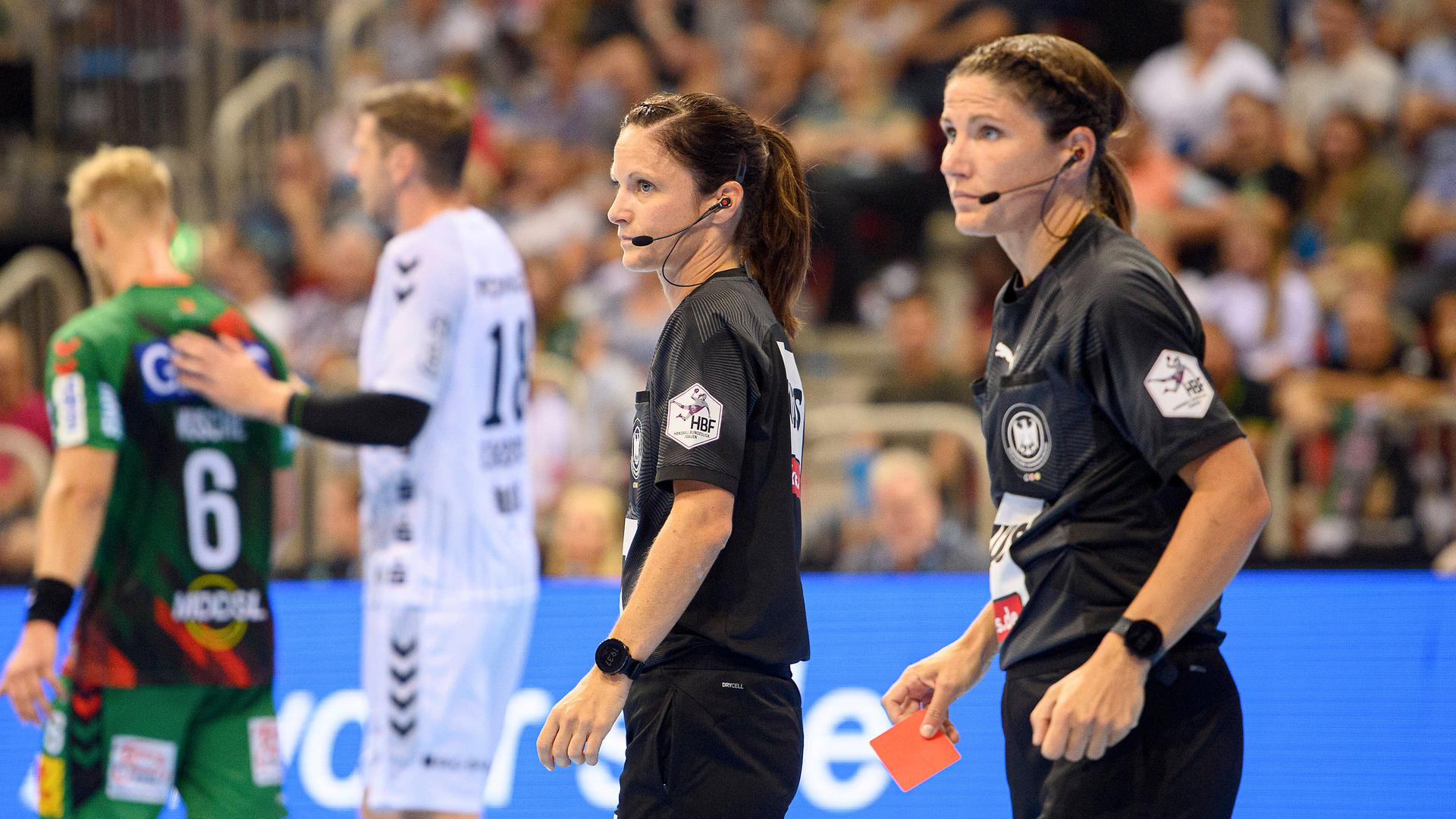 Schiedsrichterinnen Maike Merz und Ihre Schwester Tanja Kuttler, mit der roten Karte in der Hand.
