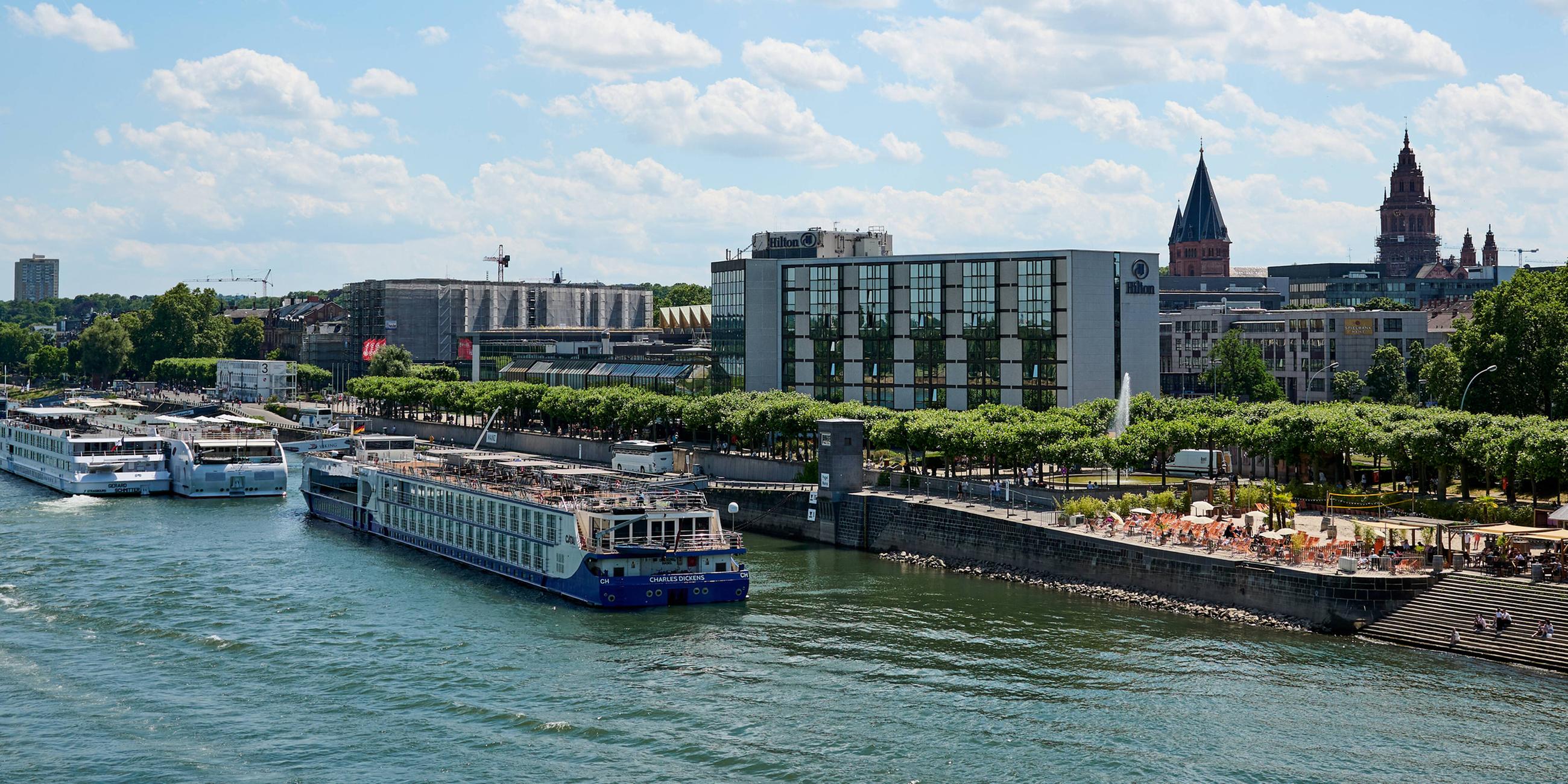 Mainzer Rheinufer mit Blick auf die Stadt