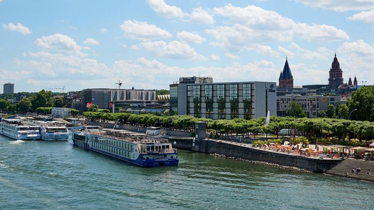 Mainzer Rheinufer mit Blick auf die Stadt
