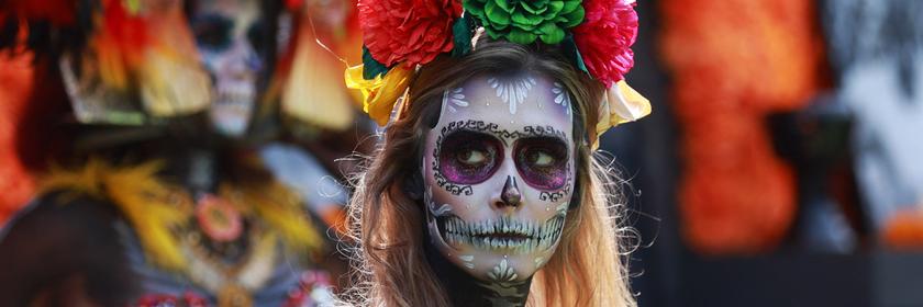 Am Freitag präsentiert diese Frau in Mexico-Stadt stolz ihr traditionell mexikanischers Kostüm.