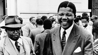 Schwarz-Weiß-Foto von Nelson Mandela nach einem Gerichtstermin 1958