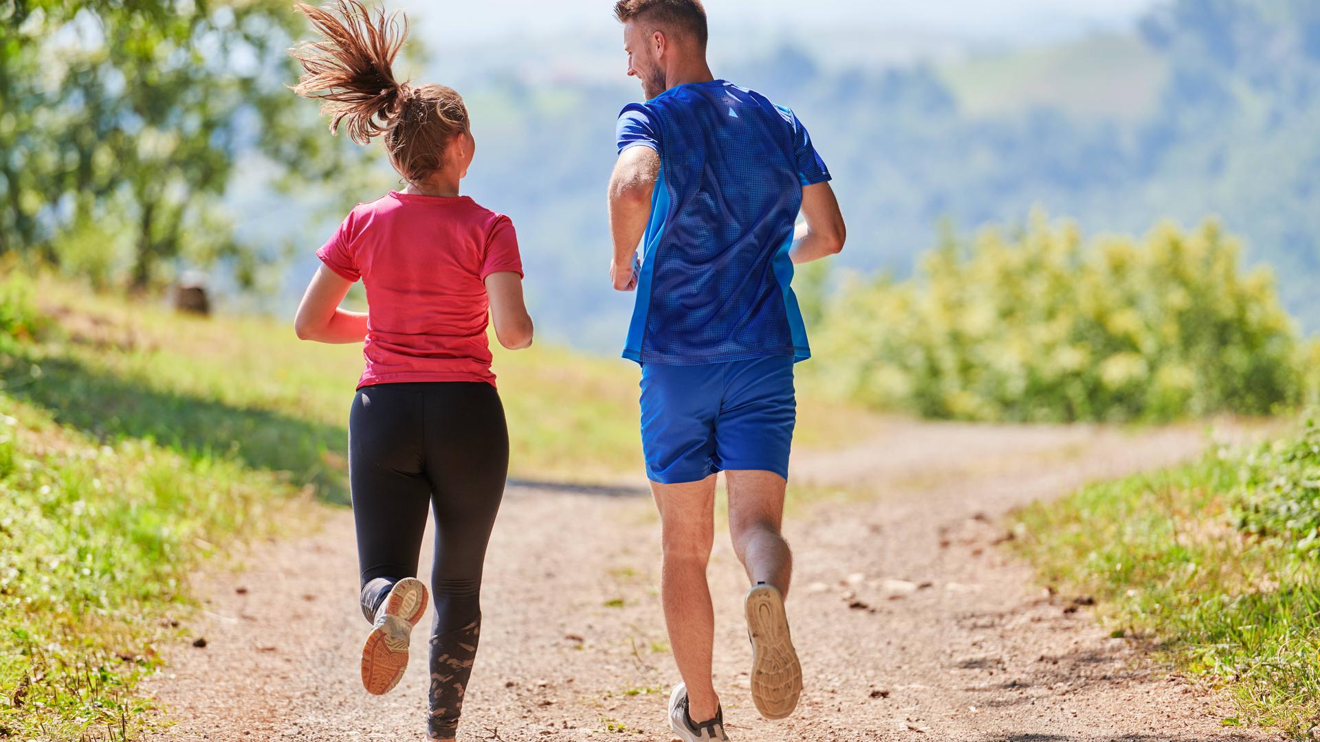 Junge Frau und junger Mann joggen.
