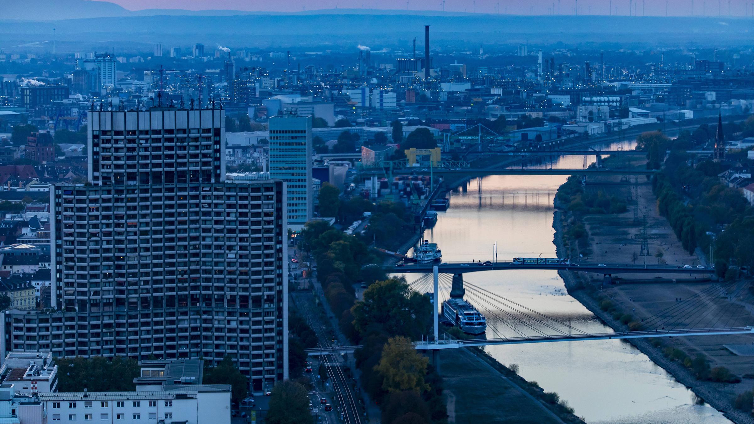 Ansicht der Stadt Mannheim von oben mit dem Rhein in der Abenddämmerung.
