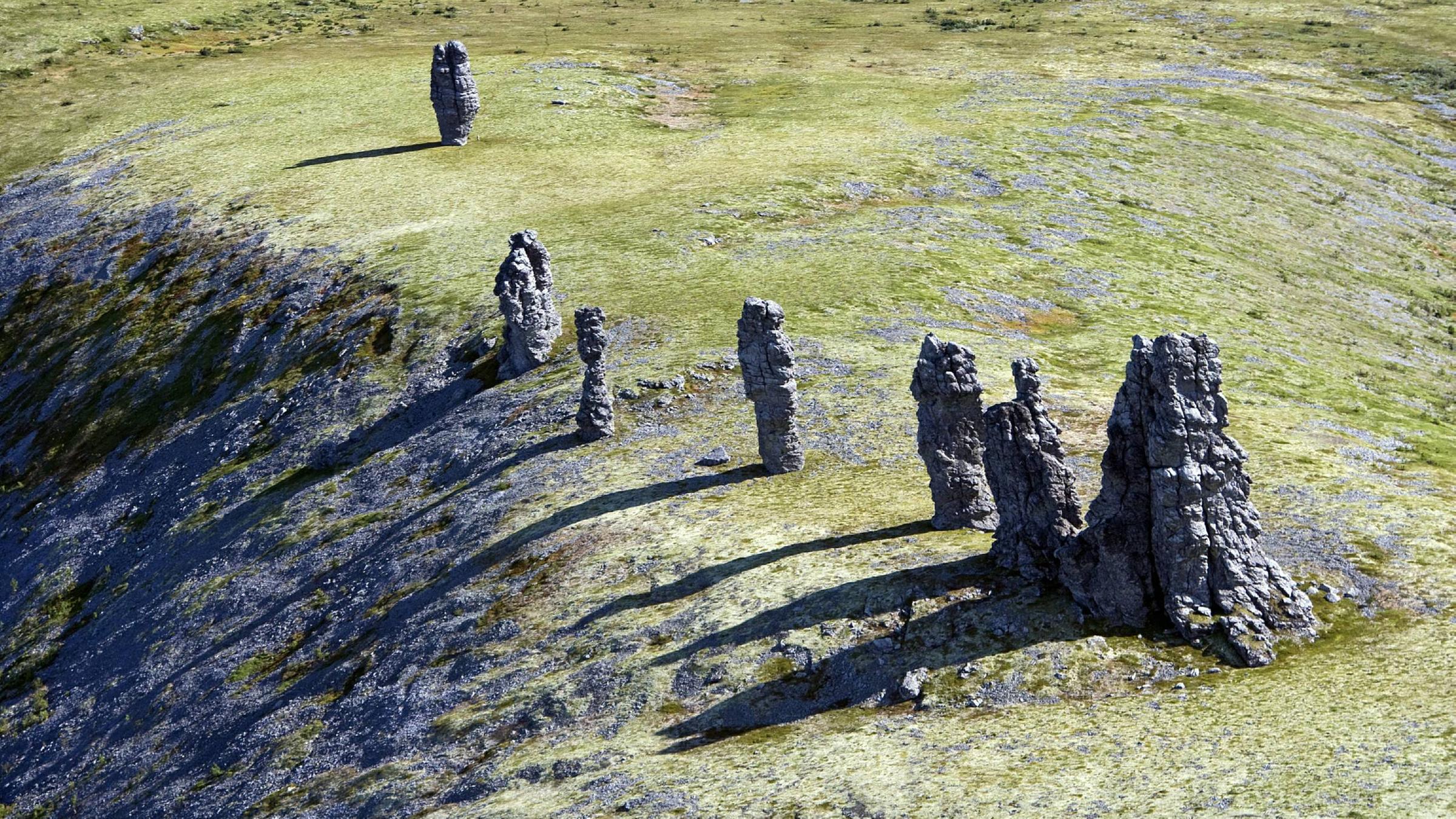 Die sieben Manpupuner-Felsen sind zu sehen.