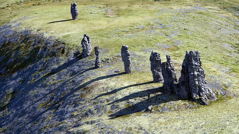 Die sieben Manpupuner-Felsen sind zu sehen.