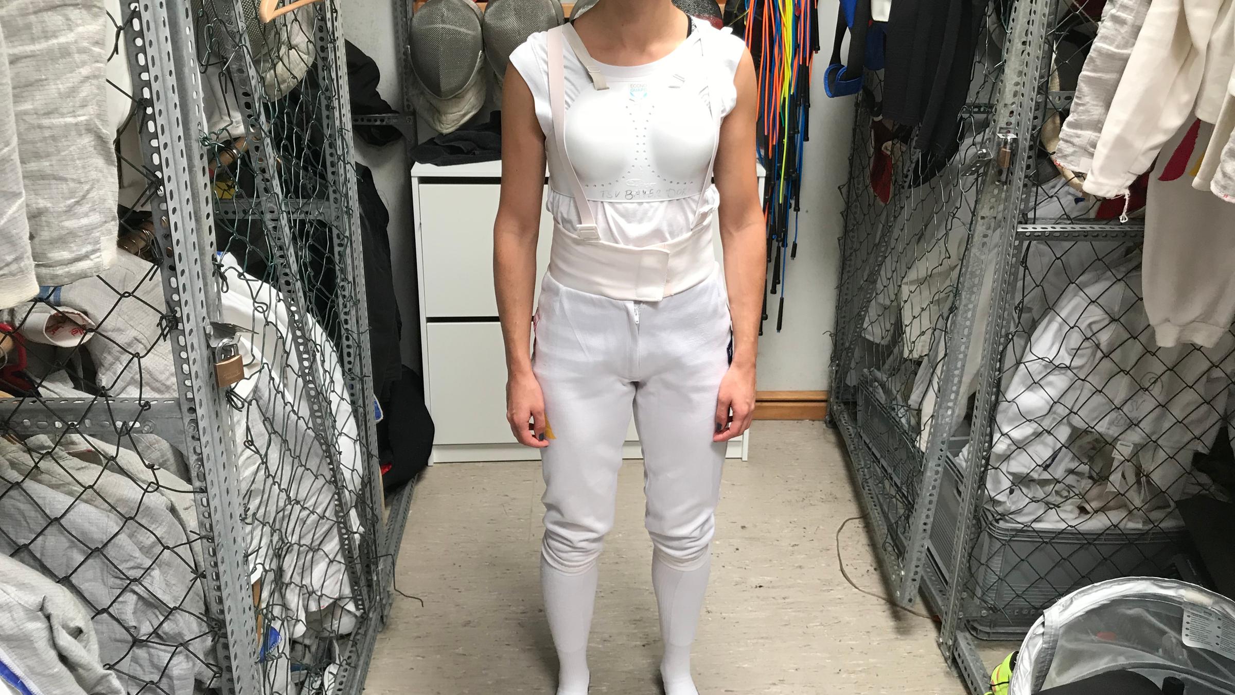 Maral zieht sich einen Brustschutz zum Fechten an.