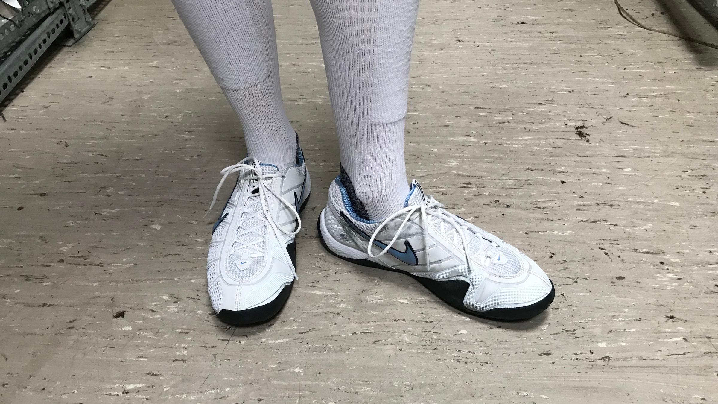 Maral zieht zum Fechten diese Schuhe an.