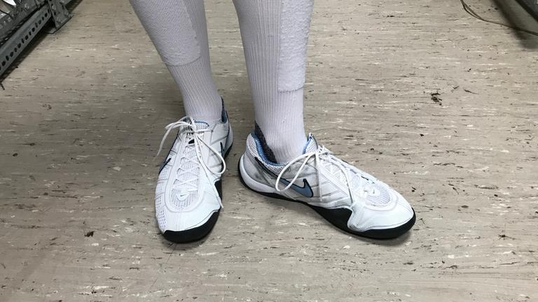Maral zieht zum Fechten diese Schuhe an.