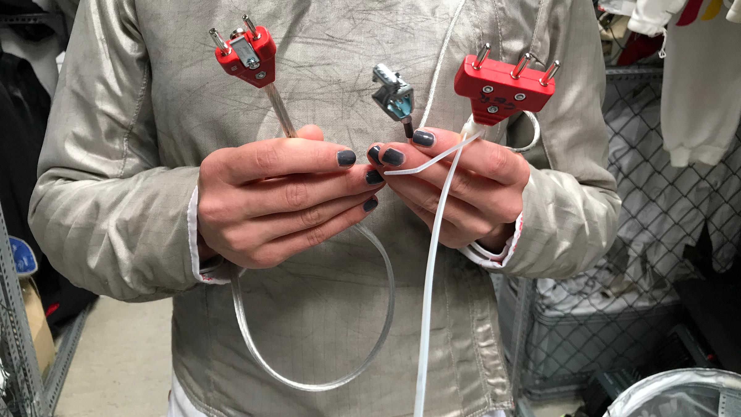 Maral verkabelt sich zum Fechten.