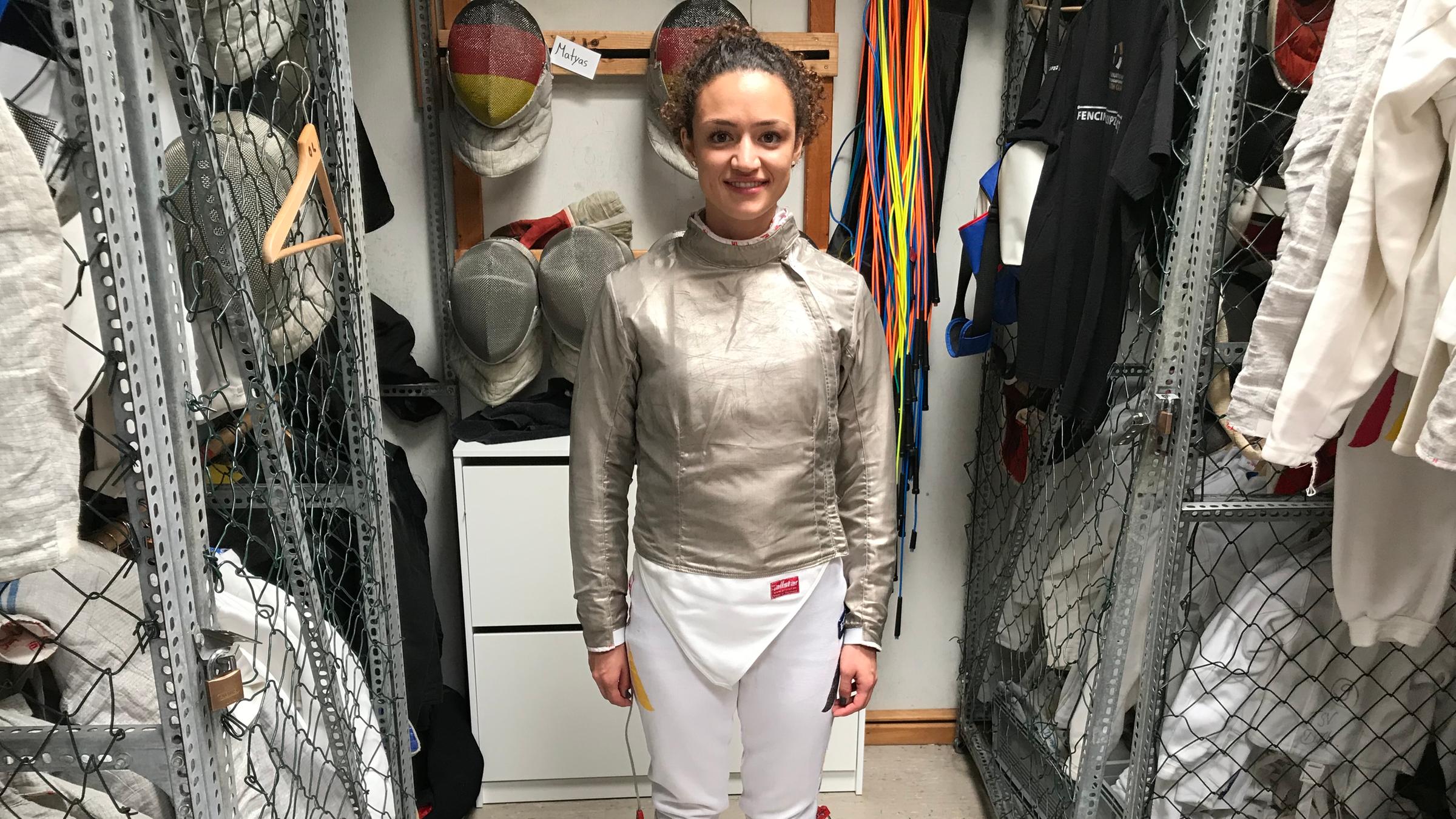 Maral zieht zum Fechten eine E-Weste an.