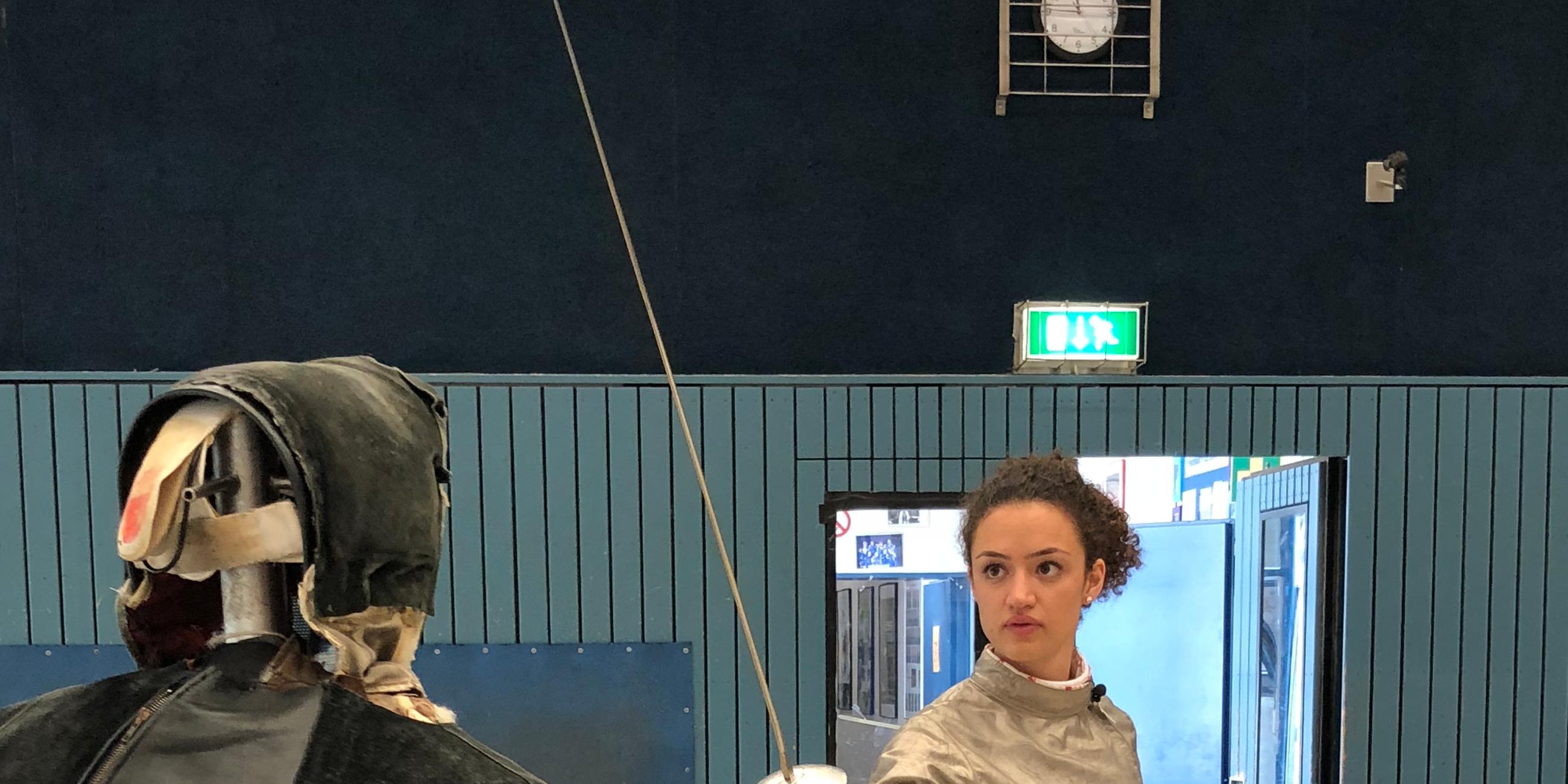 Maral fechtet.