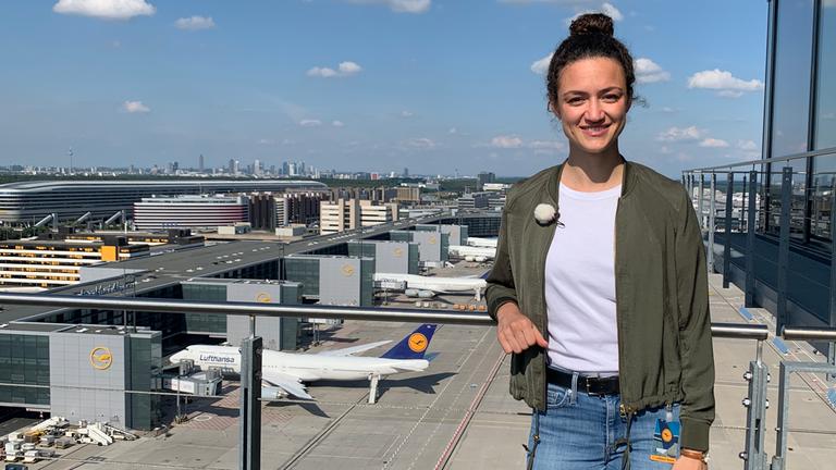 logo!-Reporterin Maral auf dem leeren Flughafen in Frankfurt