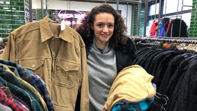 Maral im Secondhand-Laden