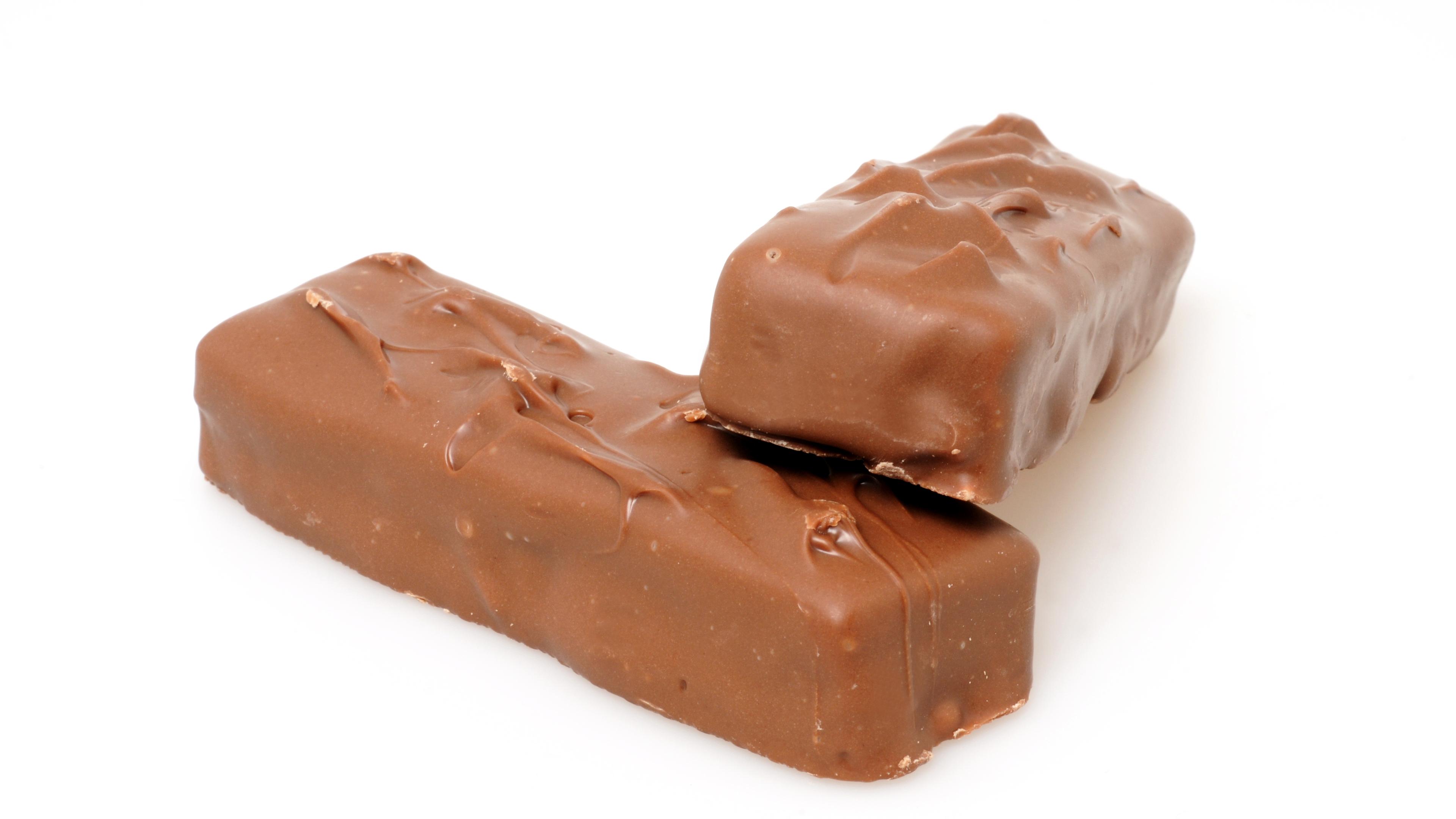 Zwei ausgepackte Mars-Schokoriegel