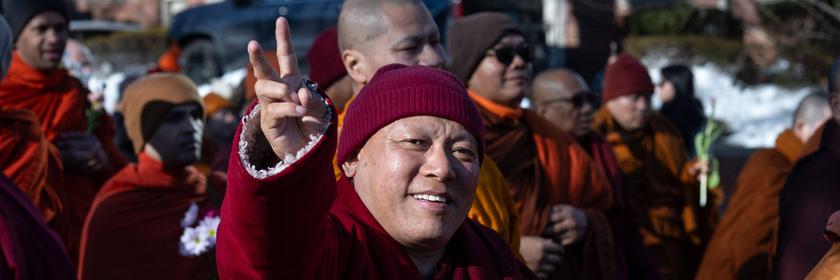 Buddhistische Mönche sind nach einem langen Marsch in Washington angekommen. 