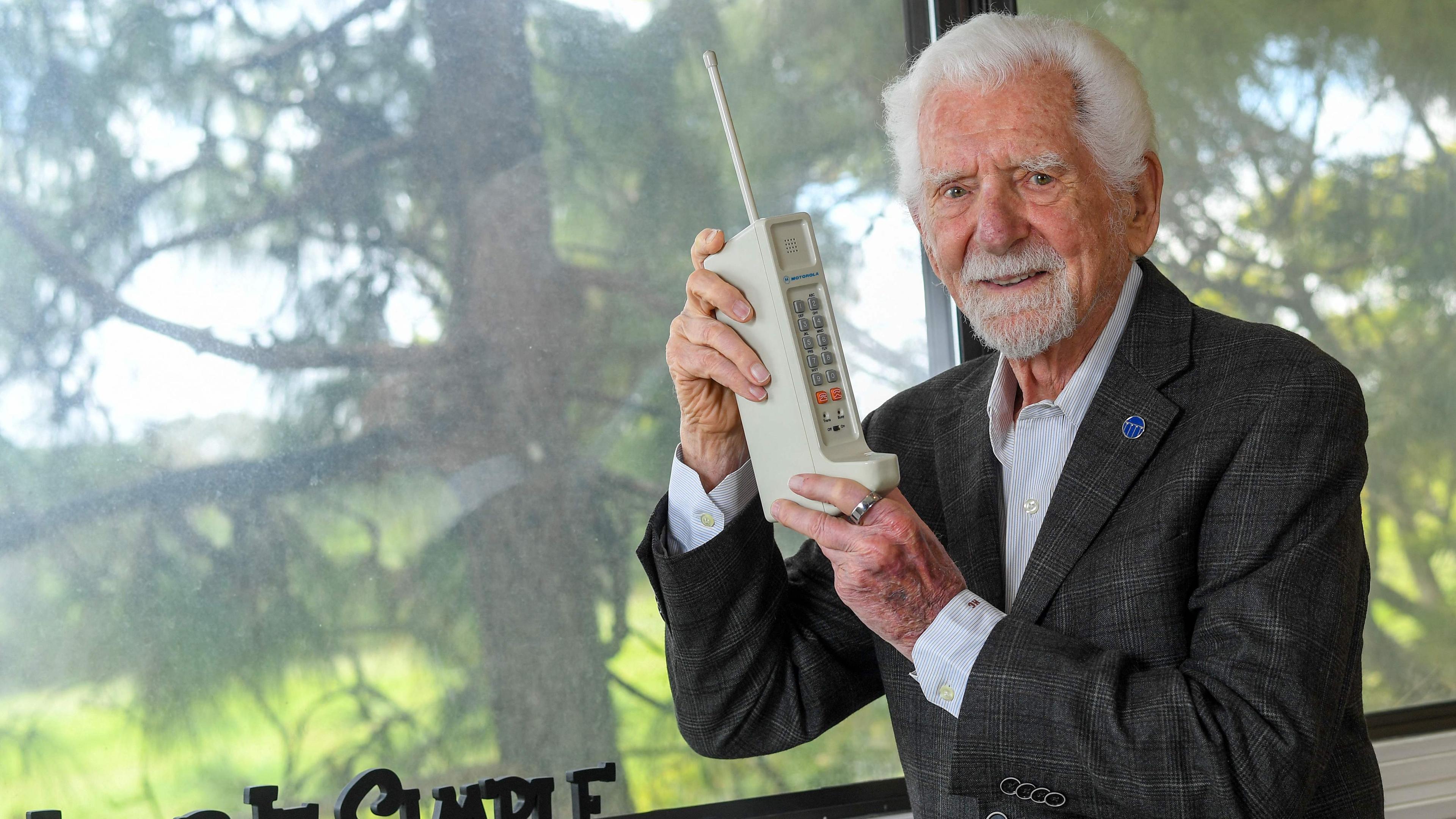 Ingenieur Martin Cooper posiert mit einer zeitgenössischen Kopie des Originalhandys, mit dem er am 3. April 1973 den ersten Handyanruf getätigt hat.