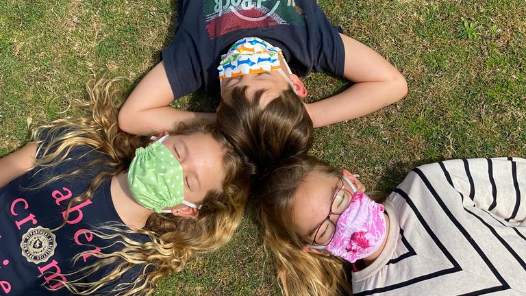 Aktion, bei der Kinder Fotos von sich mit ihren Masken an logo! schicken konnten.