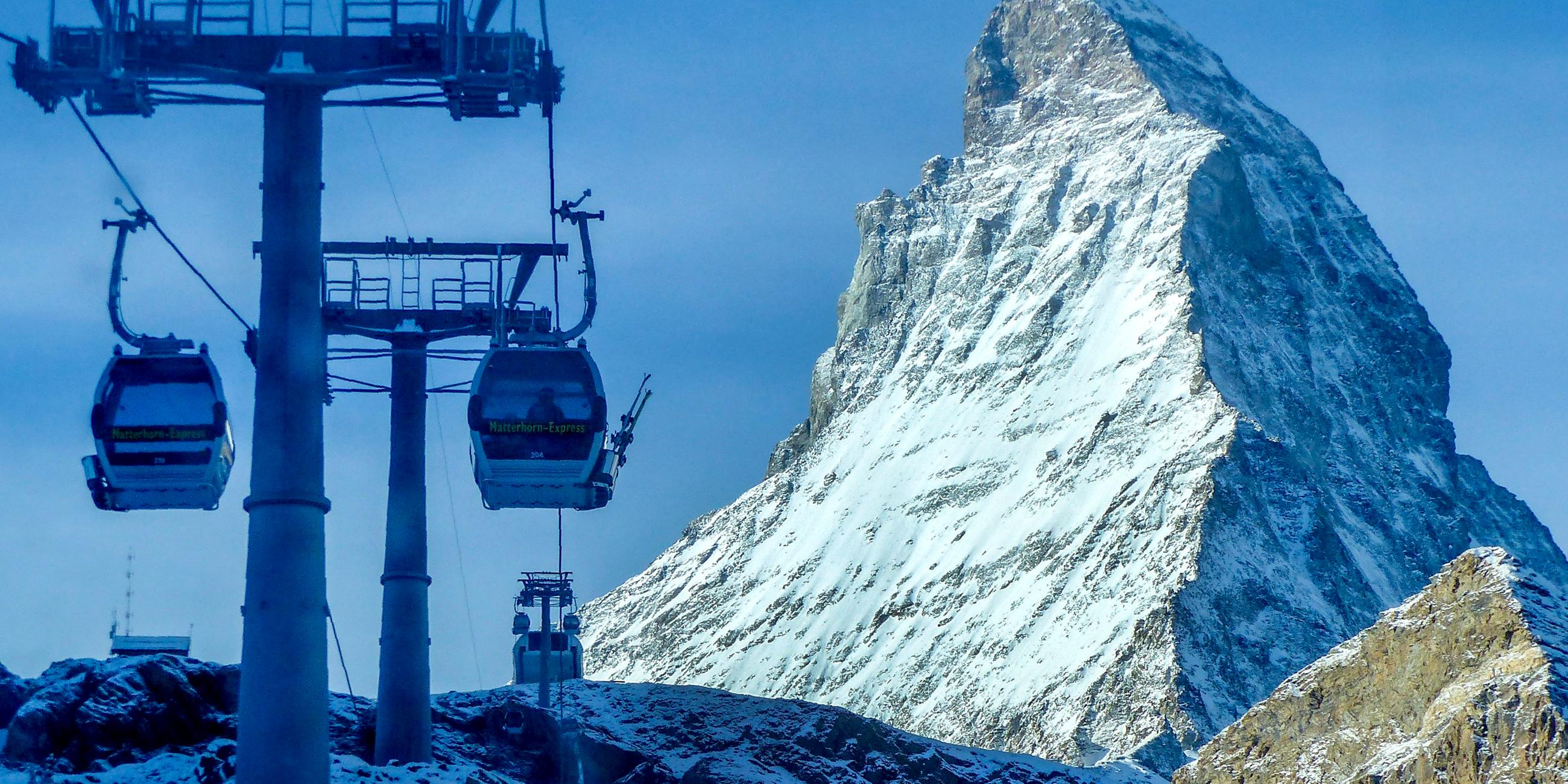 Gondeln vor dem Matterhorn in der Schweiz