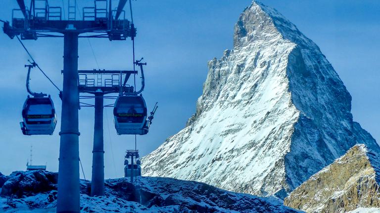 Gondeln vor dem Matterhorn in der Schweiz