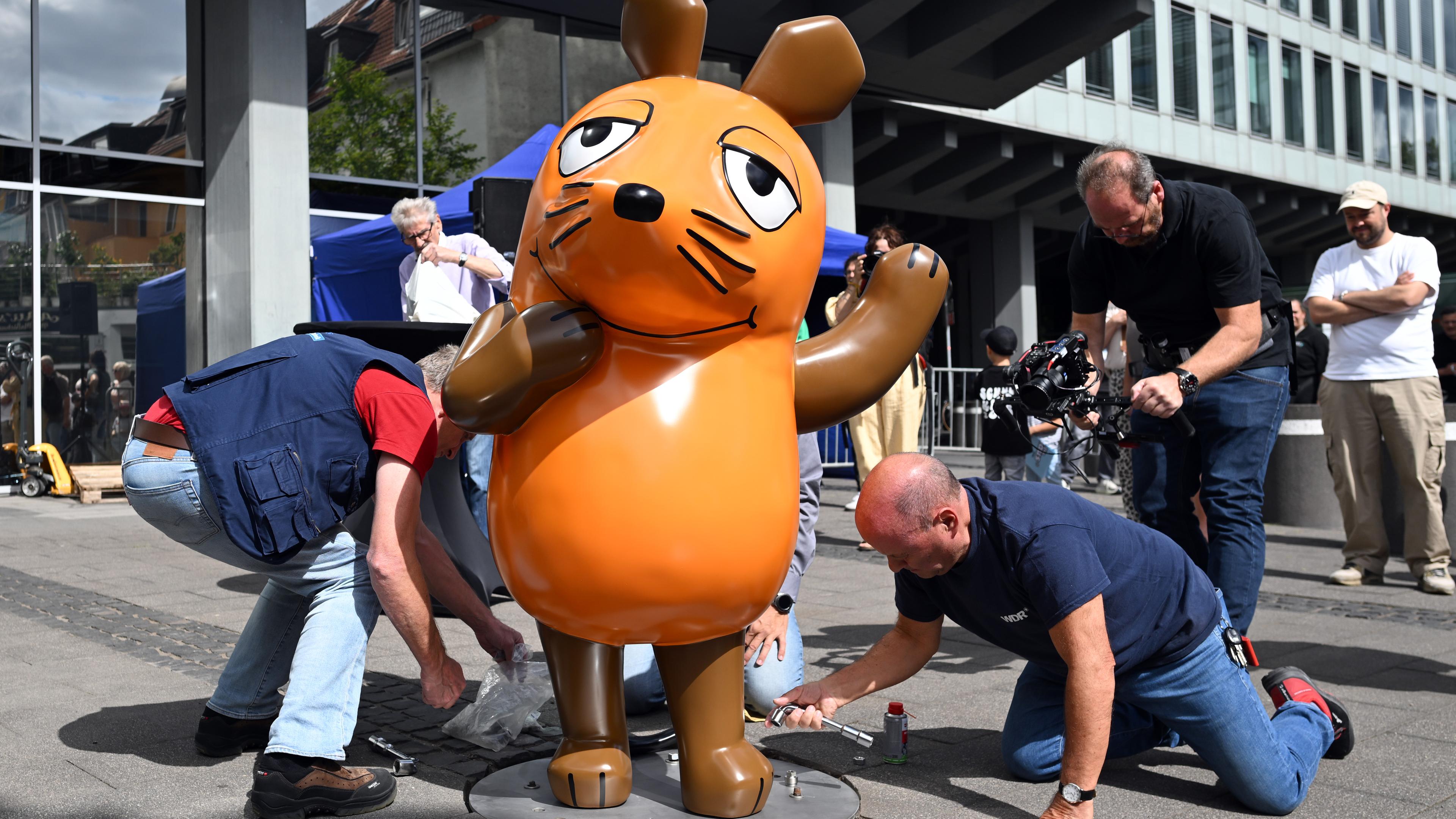 Die Maus wird vor dem WDR-Gebäude in Köln wieder neu aufgebaut.