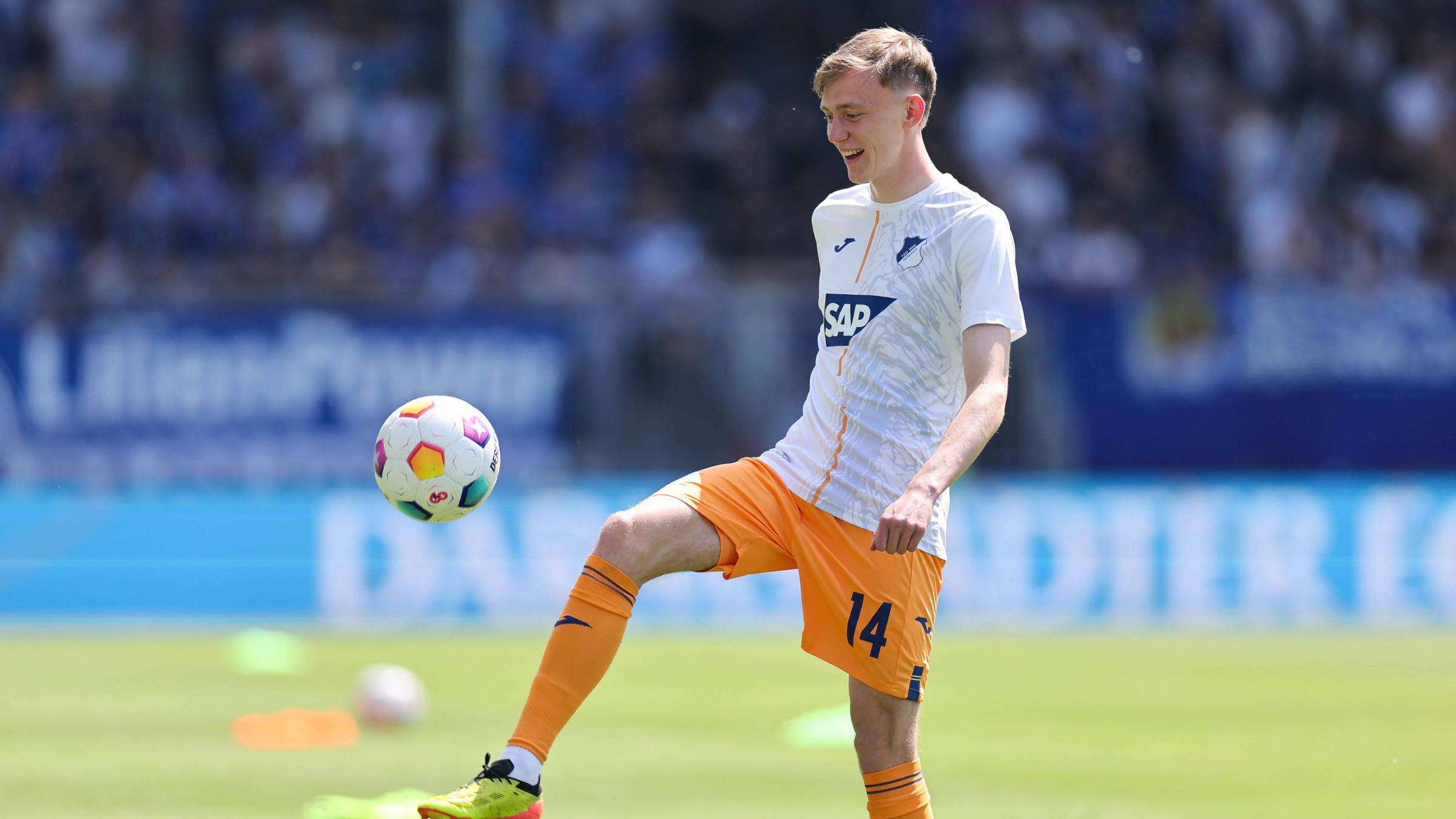 Der Fußballspieler Maximilian Beier auf dem Feld, spielt mit einem Ball