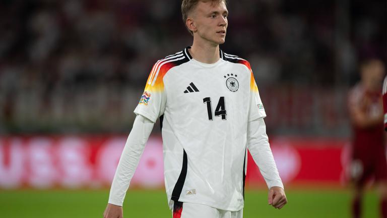 Maximilian Beier auf dem Platz im Trikot der DFB-Elf. 