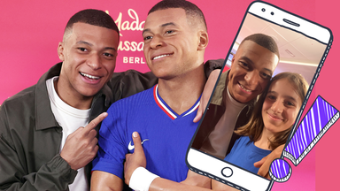 Mbappé als Wachsfigur mit Mbappé und Selfie mit Kinderreporterin