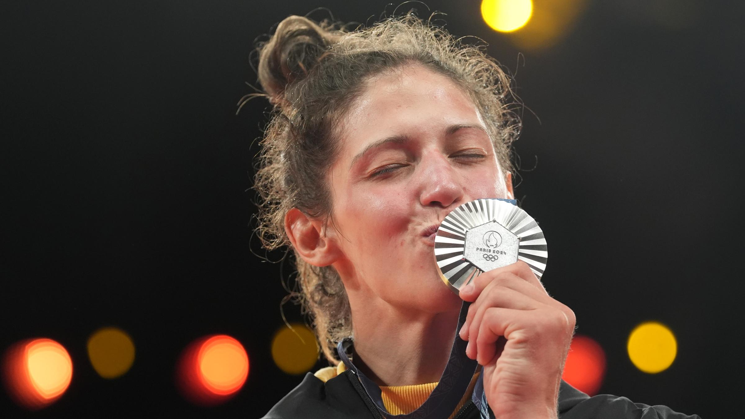 Miriam Butkereit küsst ihre Silber Medaille