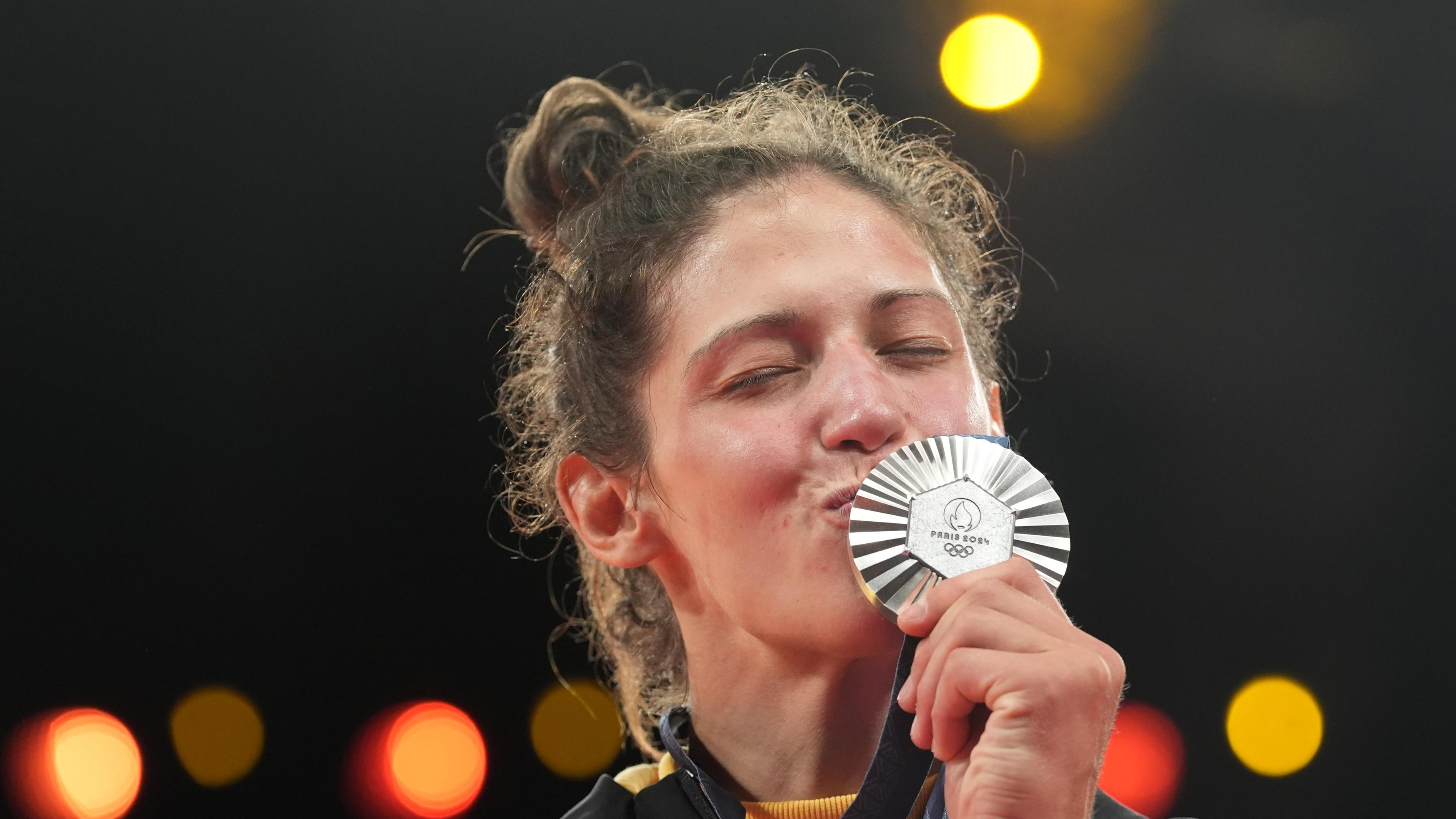 Miriam Butkereit küsst ihre Silber Medaille