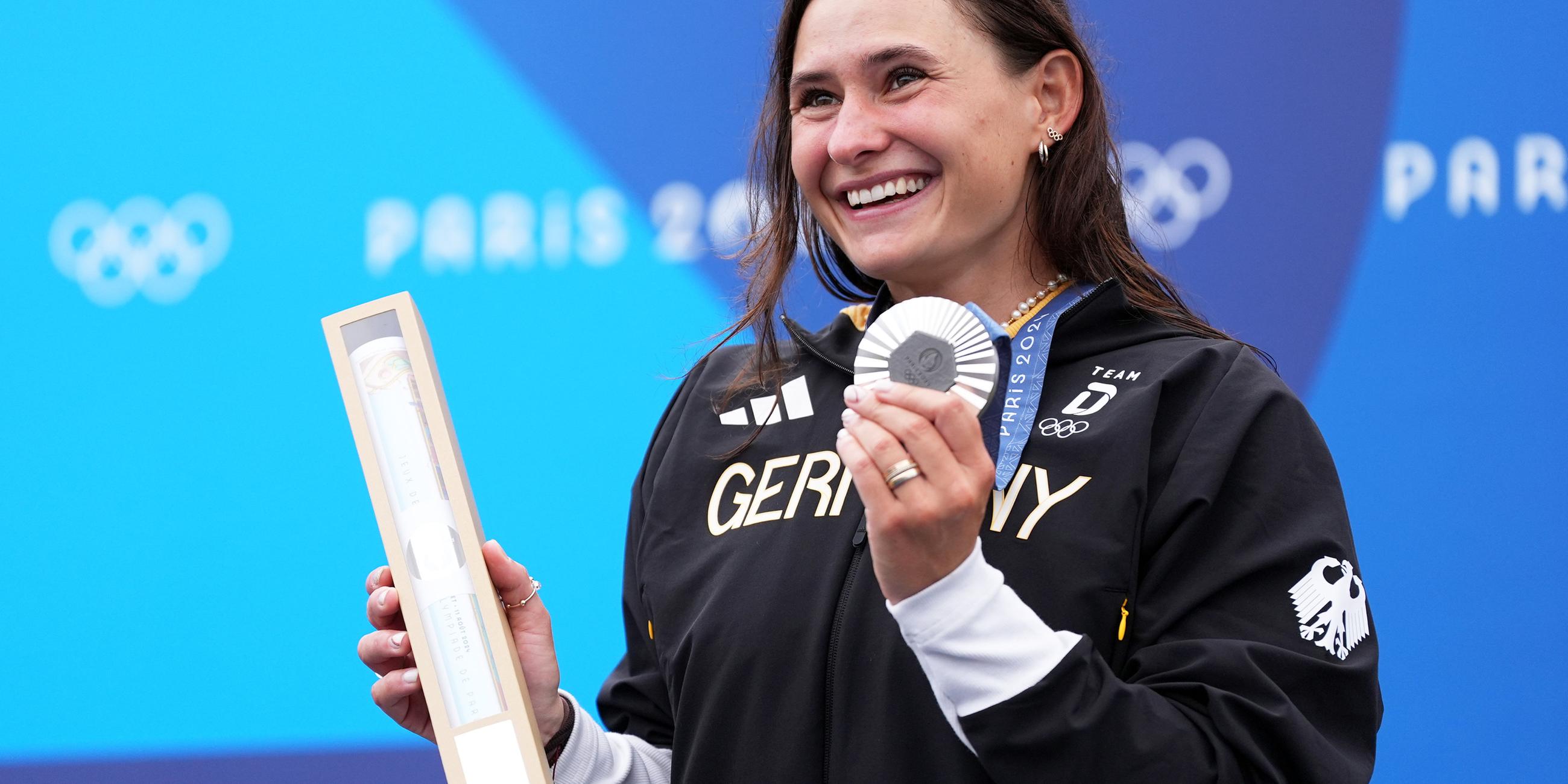 Elena Lilik hält ihre Silbermedaille hoch.