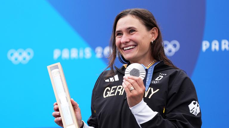 Elena Lilik hält ihre Silbermedaille hoch.