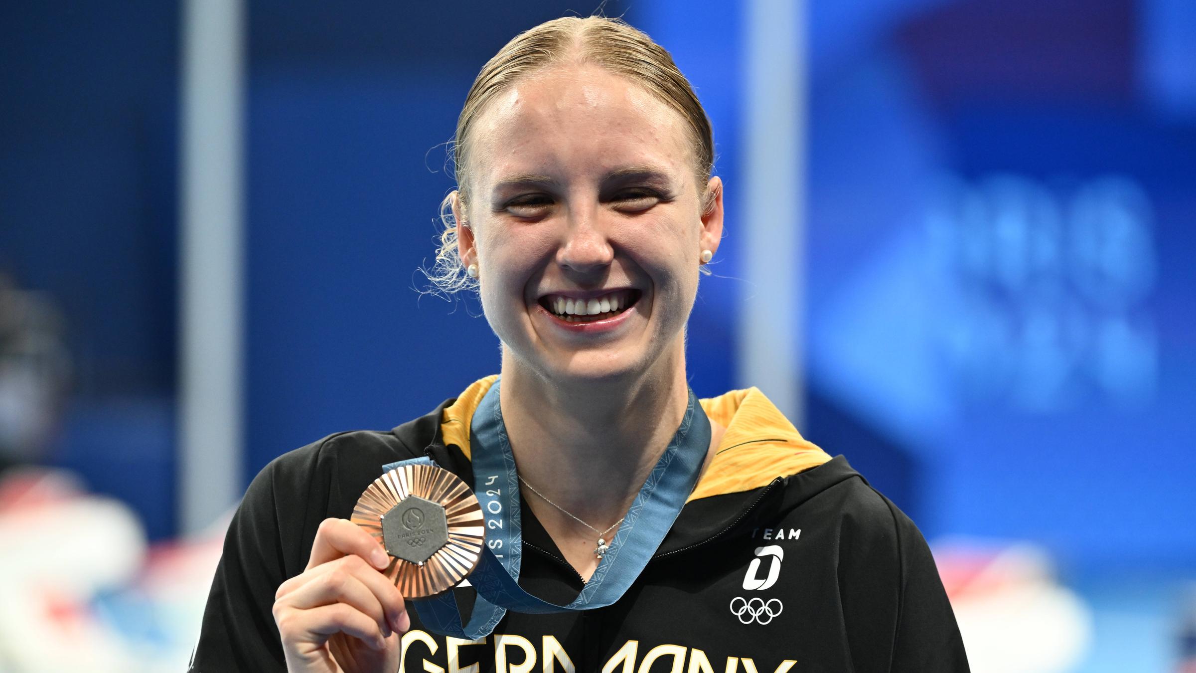 Isabel Gose hält ihr Bronze Medaille in der Hand