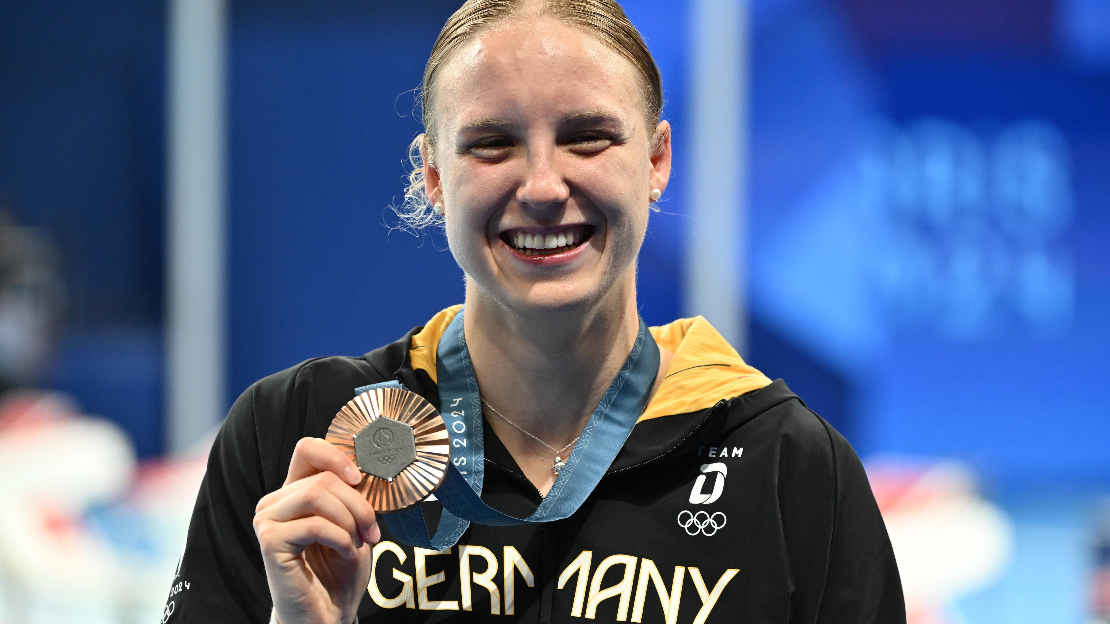 Isabel Gose hält ihr Bronze Medaille in der Hand