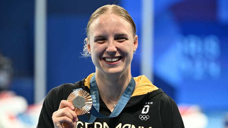 Isabel Gose hält ihr Bronze Medaille in der Hand
