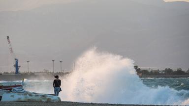 Wellen durch Sturm Medicane Italien