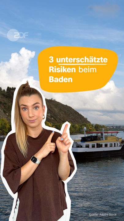 Eine Collage zeigt im hintergrund ein Foto von einem Fluss und einem Schiff mit blauem Himmel und Wolken, davor steht eine Frau, die auf einen Text vor gelbem Hintergrund zeigt, dort steht: 3 unterschätzte Risiken beim Baden.
