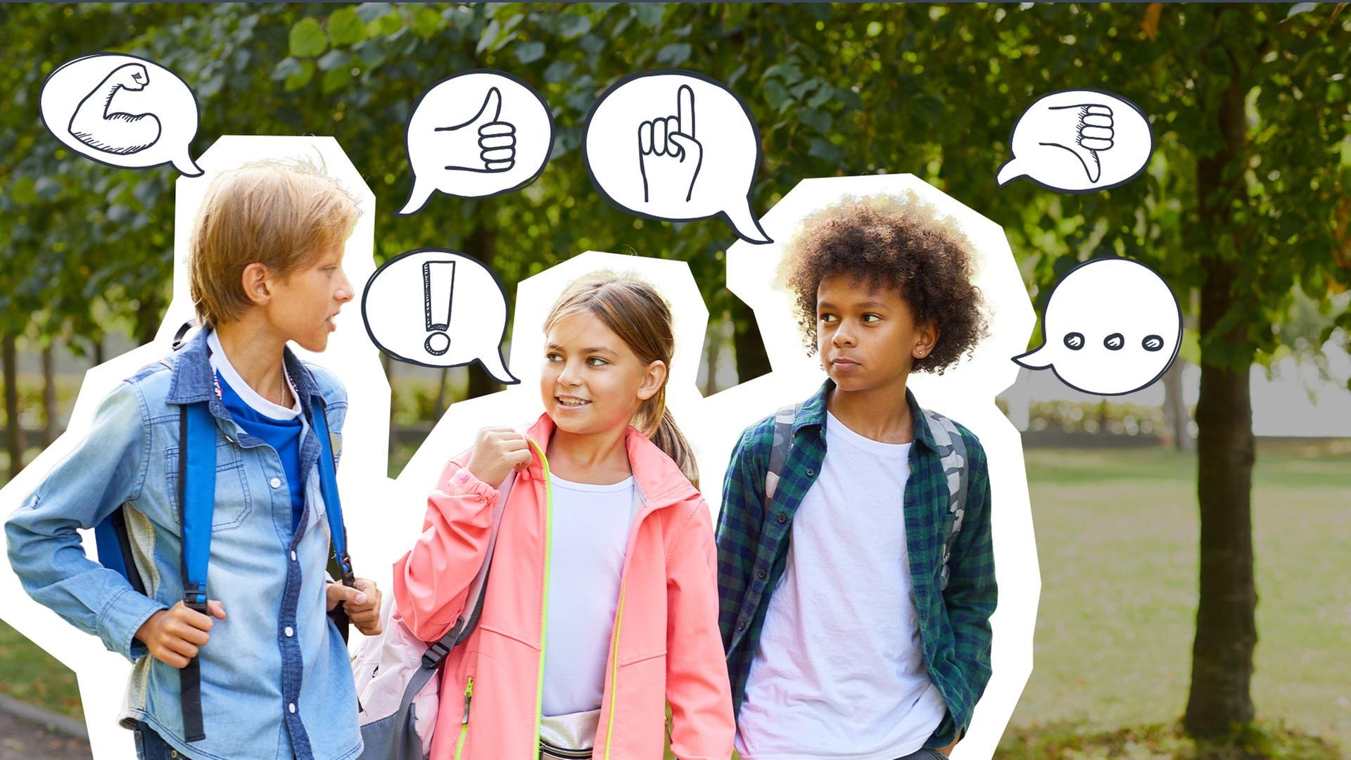 Drei Kinder sprechen im Park beim Laufen nebeneinander miteinander, über ihnen verschiedene Sprechblasen