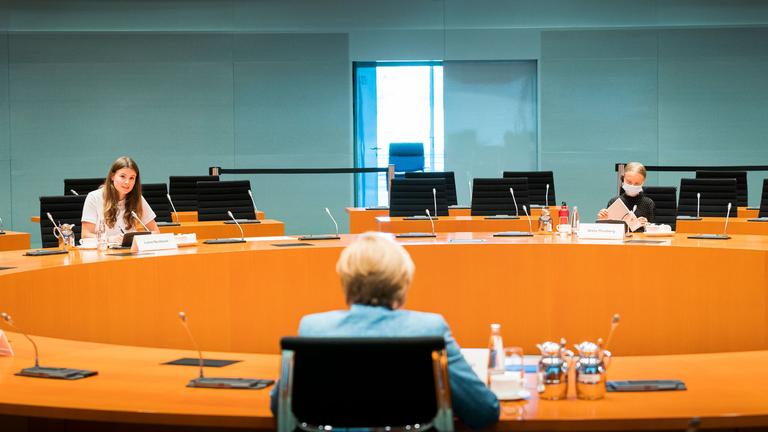 Bundeskanzlerin Merkel unterhält sich im Kanzleramt mit den Klima-Aktivistinnen Luisa Neubauer und Greta Thunberg