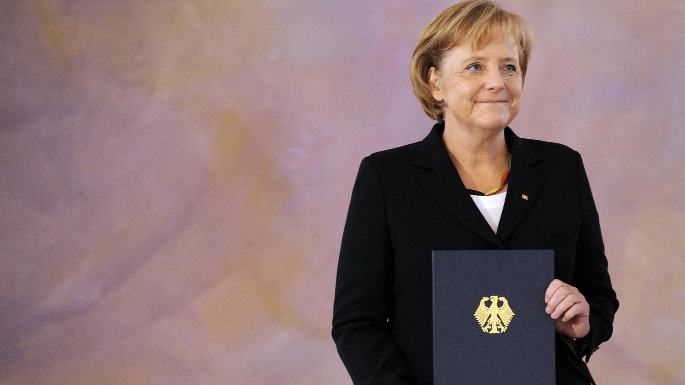 Kanzlerin Angela Merkel hält die Ernennungsurkunde zu Beginn ihrer zweiten Amtszeit als Kanzlerin 2009 