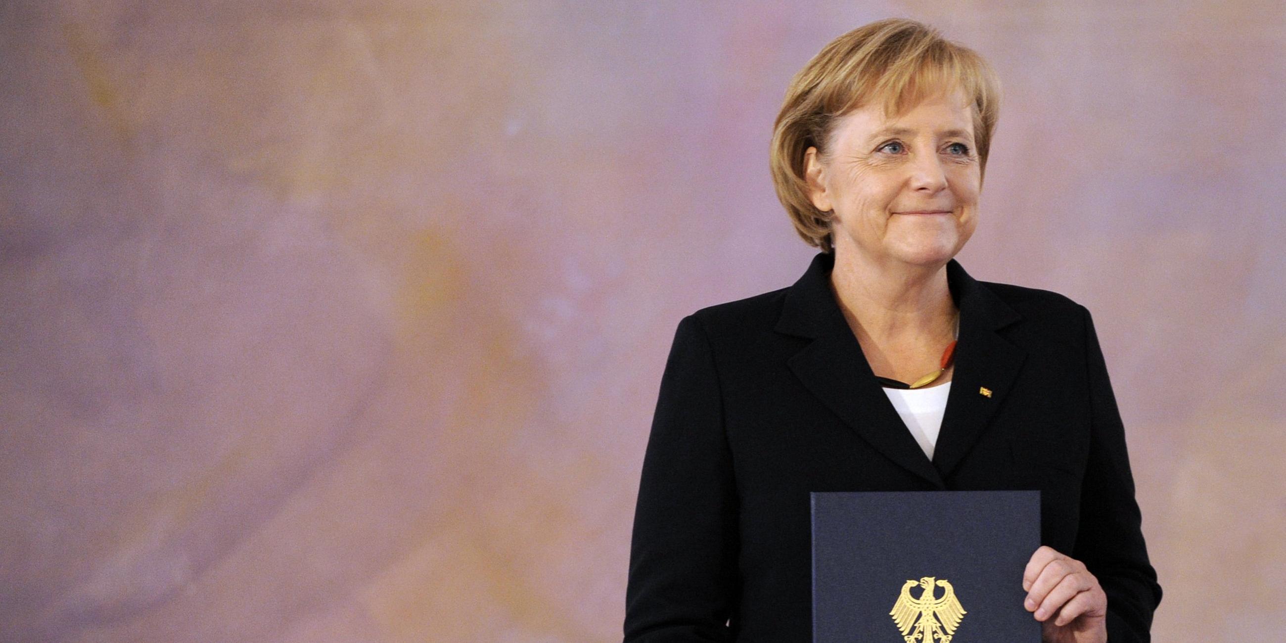 Kanzlerin Angela Merkel hält die Ernennungsurkunde zu Beginn ihrer zweiten Amtszeit als Kanzlerin 2009 