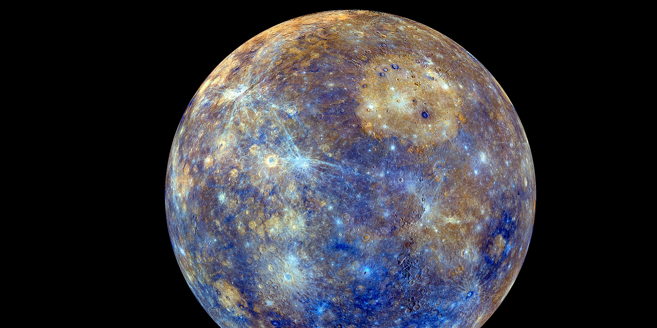 Eine farblich bearbeitete Aufnahme, die von der Nasa-Sonde Messenger aus aufgenommen wurde, zeigt den Planeten Merkur.