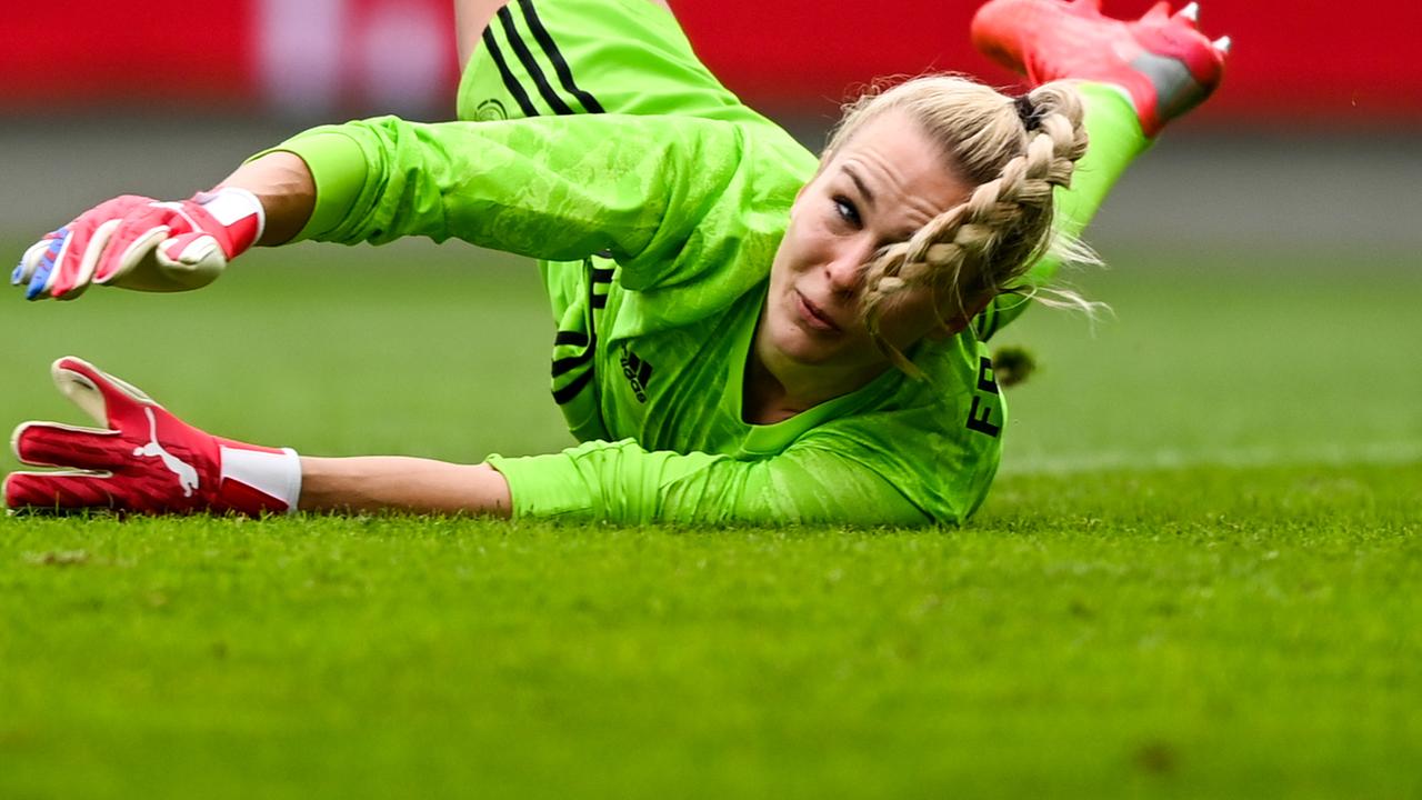 Torhüterin Merle Frohms im Spiel der WM-Qualifikation gegen Serbien