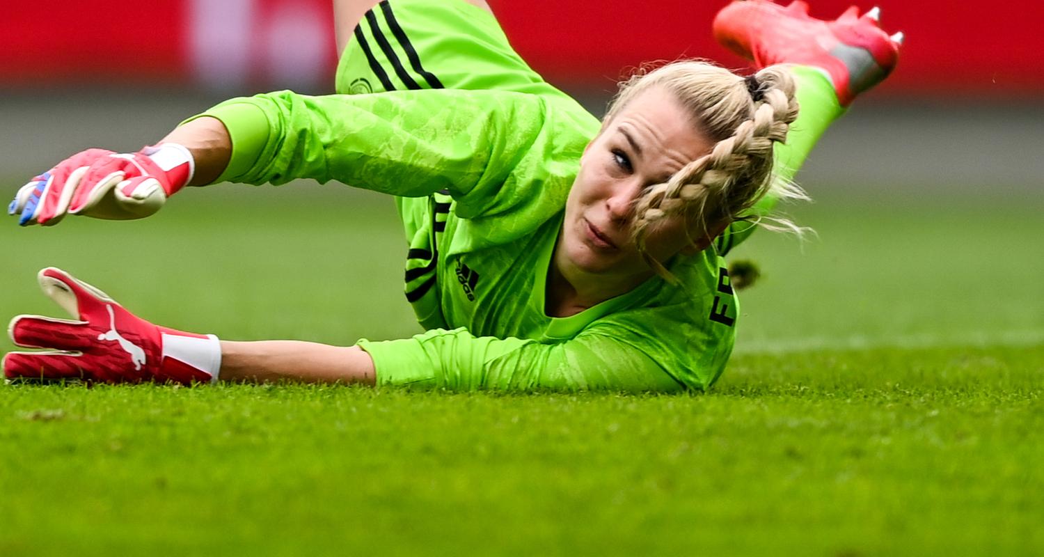 Torhüterin Merle Frohms im Spiel der WM-Qualifikation gegen Serbien
