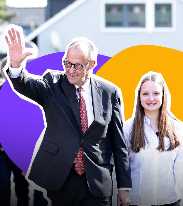 Bundeskanzler Friedrich Merz ist, gekleidet in Anzug und Krawatte links neben einer Jugendlichen in weißer Bluse zu sehen. Sie scheinen durch eine Menschenmenge zu gehen. Merz winkt und lächelt. Schräg hinter ihm geht ein Mann mit Anzug und Sonnenbrille, womöglich ein Bodyguard. 