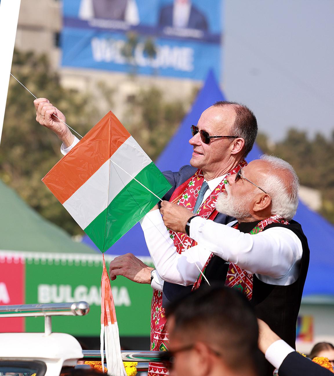 Narendra Modi (l), Premierminister von Indien, und Bundeskanzler Friedrich Merz (CDU) besuchen ein Drachenfestival.