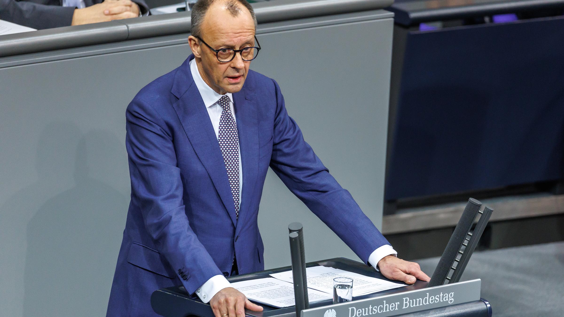 Bundeskanzler Friedrich Merz (CDU) gibt in der 56. Plenarsitzung der 21. Legislaturperiode im Deutschen Bundestag eine Regierungserklärung 